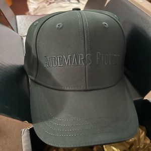Ap hat dark green (BNWT)